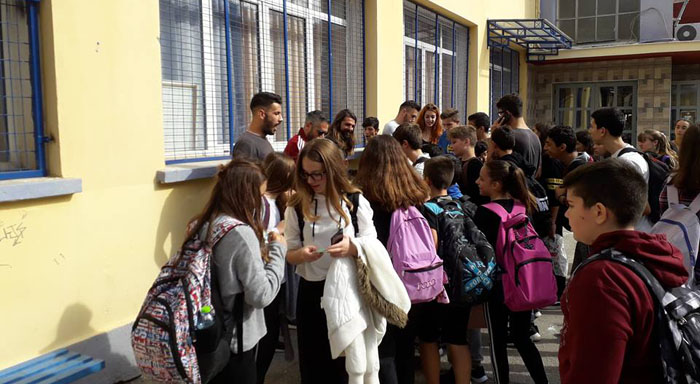 Μοίρασαν εισιτήρια στα σχολεία...