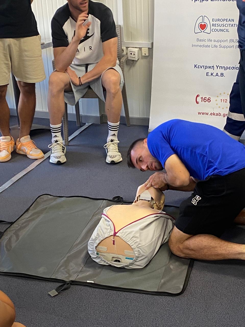 Μαθήματα πρώτων βοηθειών από το ΕΚΑΒ στην ομάδα μας